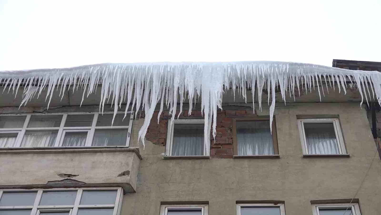 Muş’ta çatılarda oluşan dev buz sarkıtları tehlike saçıyor
