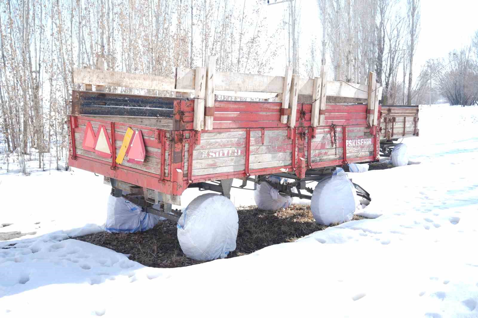 Muş’ta çiftçiler tarım araçlarını kış şartlarına karşı koruyor
