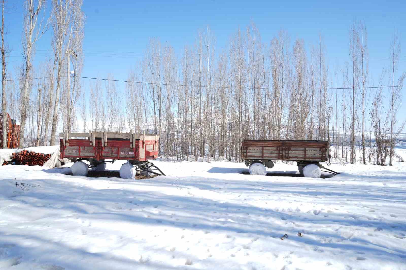 Muş’ta çiftçiler tarım araçlarını kış şartlarına karşı koruyor
