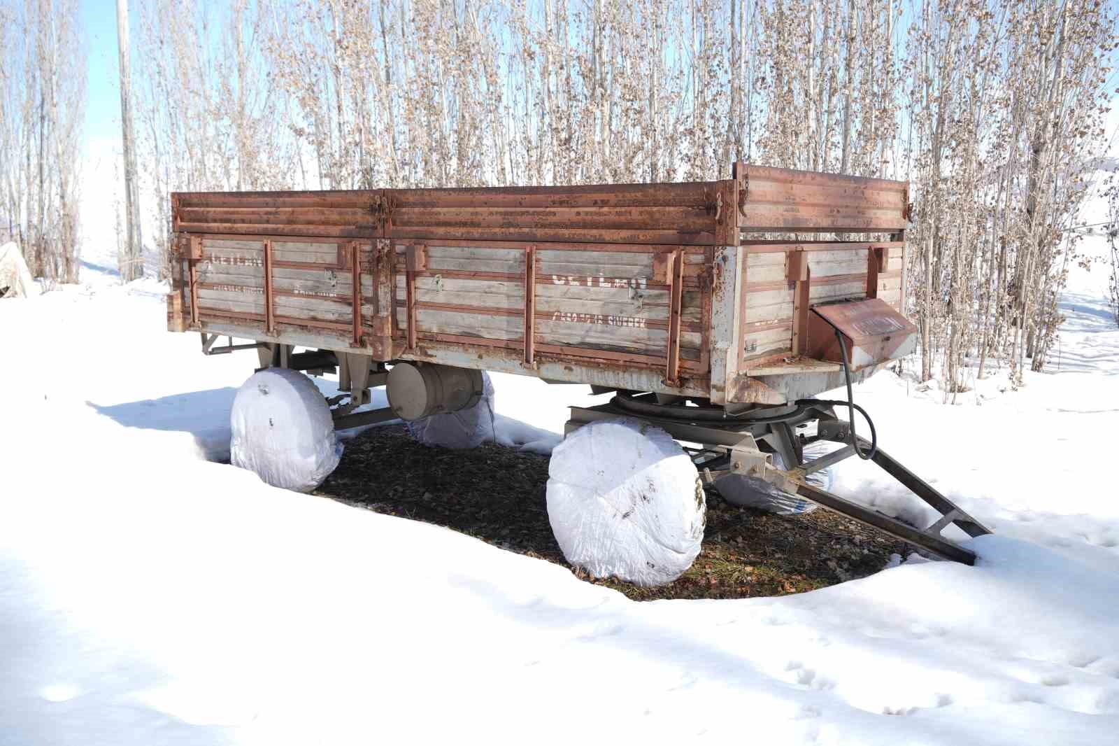 Muş’ta çiftçiler tarım araçlarını kış şartlarına karşı koruyor
