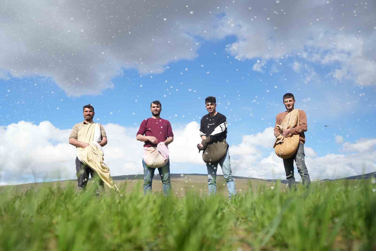 Muş’ta çiftçiler tarlaya indi: Gübreler imece usulü ile serpildi
Muş’ta çiftçiler tarlaya indi: Gübreler imece usulü ile serpildi