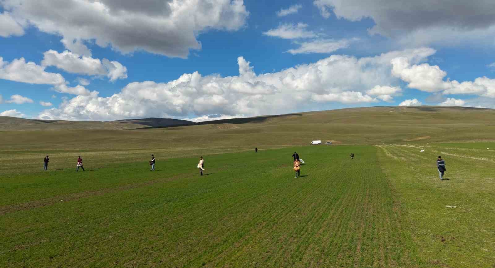 Muş’ta çiftçiler tarlaya indi: Gübreler imece usulü ile serpildi
Muş’ta çiftçiler tarlaya indi: Gübreler imece usulü ile serpildi