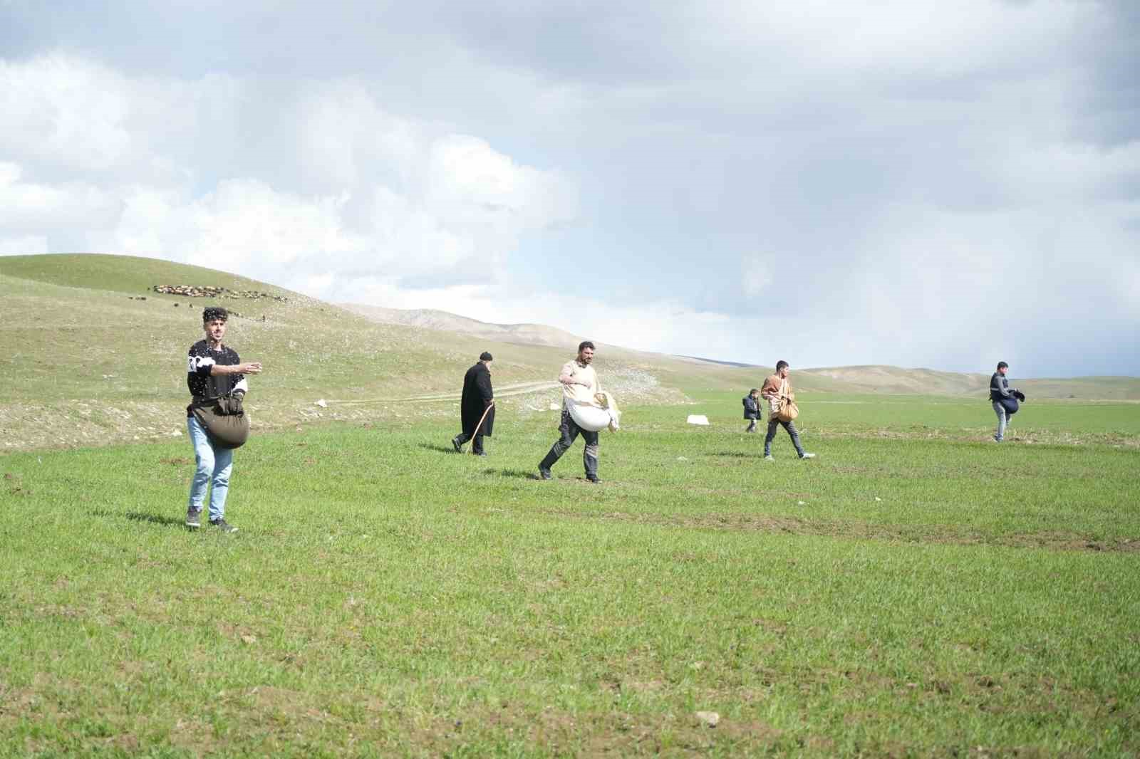 Muş’ta çiftçiler tarlaya indi: Gübreler imece usulü ile serpildi
Muş’ta çiftçiler tarlaya indi: Gübreler imece usulü ile serpildi