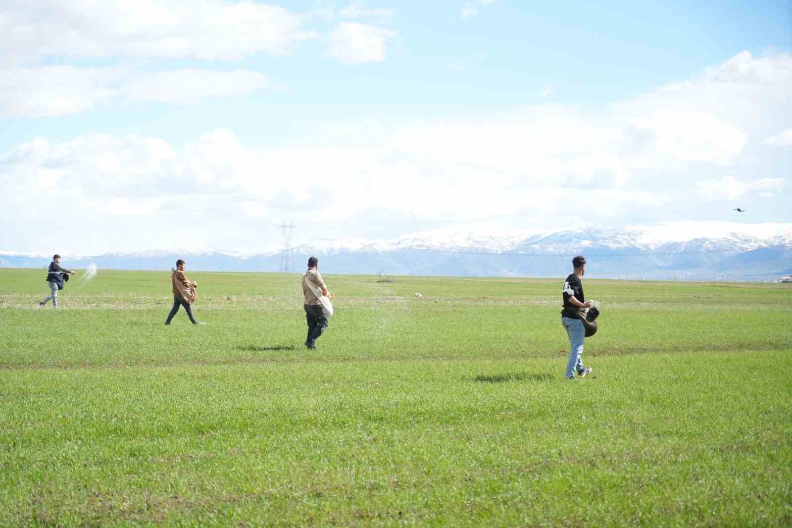 Muş’ta çiftçiler tarlaya indi: Gübreler imece usulü ile serpildi
Muş’ta çiftçiler tarlaya indi: Gübreler imece usulü ile serpildi