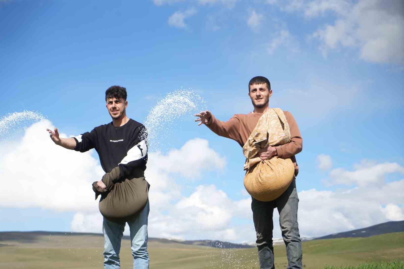 Muş’ta çiftçiler tarlaya indi: Gübreler imece usulü ile serpildi
Muş’ta çiftçiler tarlaya indi: Gübreler imece usulü ile serpildi