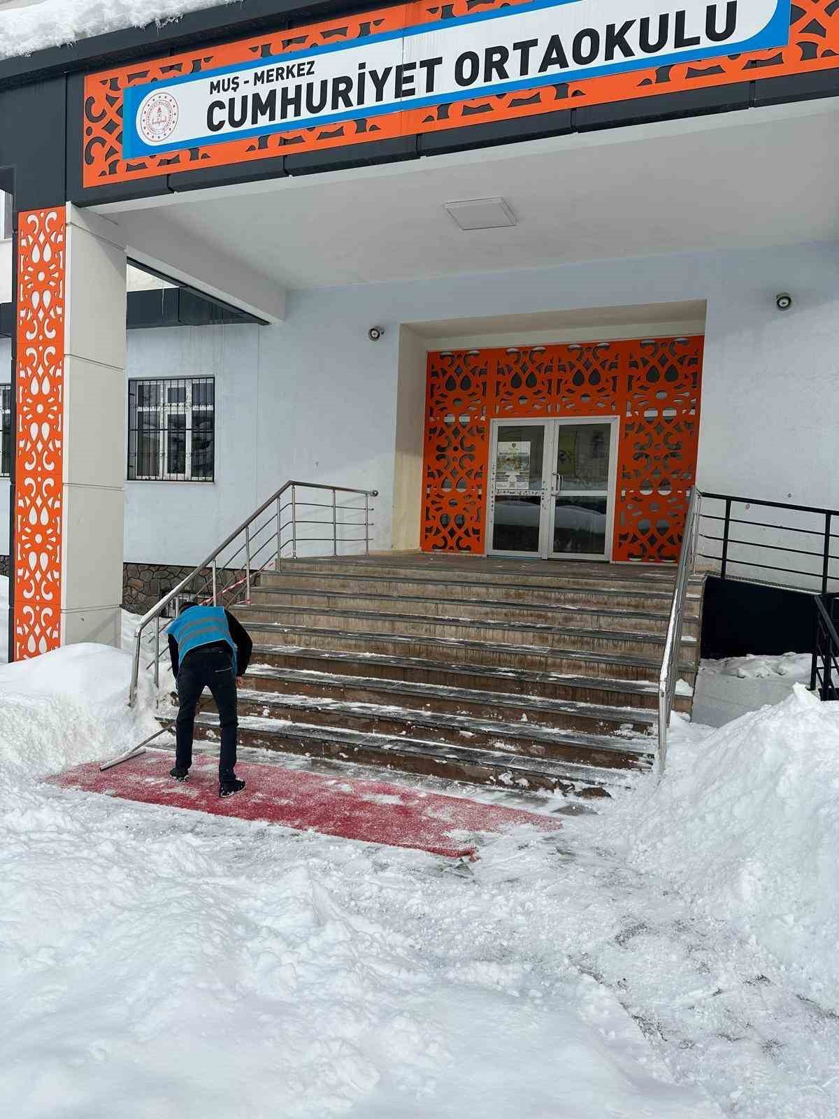 Muş’ta denetimli serbestlik yükümlülerinden okullara destek
