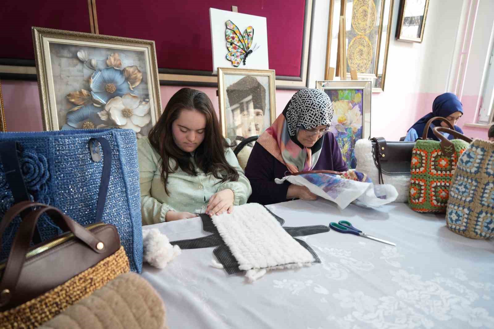 Muş’ta down sendromlu Rabia’nın sanatla yükselen başarısı
