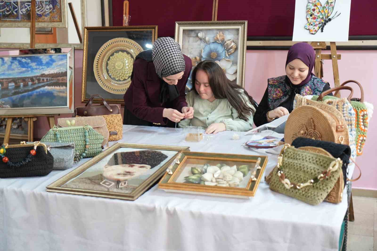 Muş’ta down sendromlu Rabia’nın sanatla yükselen başarısı
