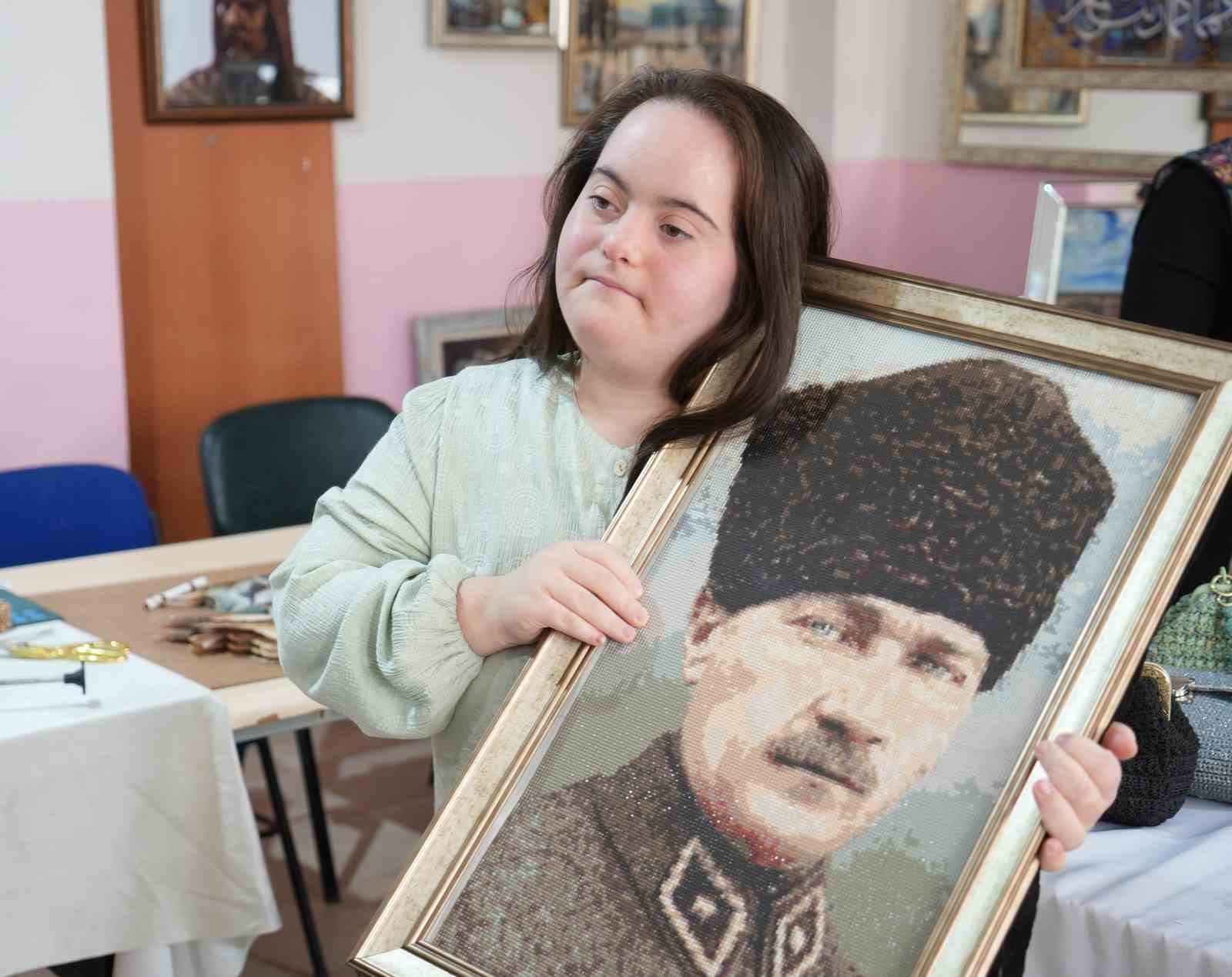 Muş’ta down sendromlu Rabia’nın sanatla yükselen başarısı
