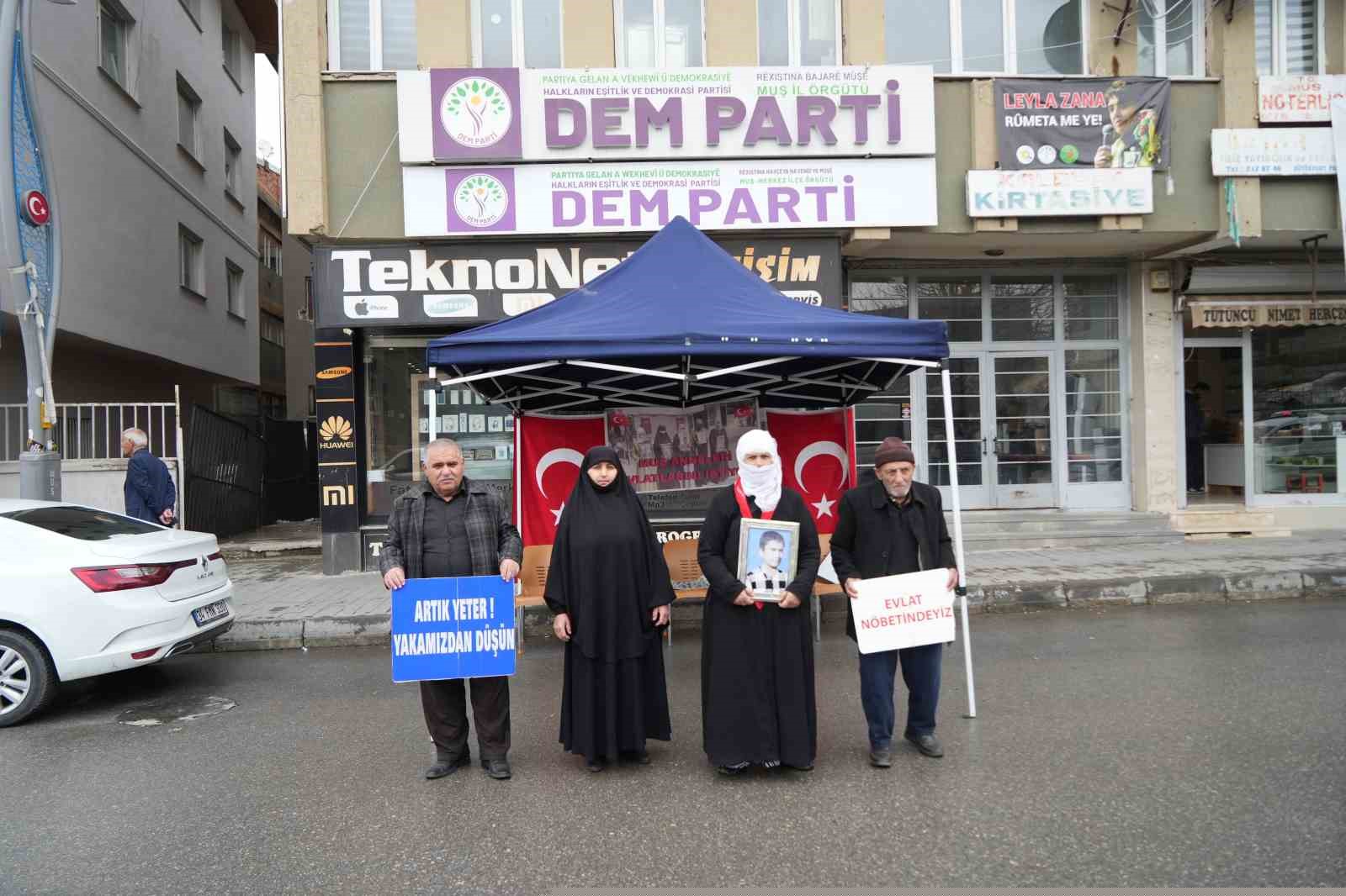 Muş’ta evlat nöbeti devam ediyor
