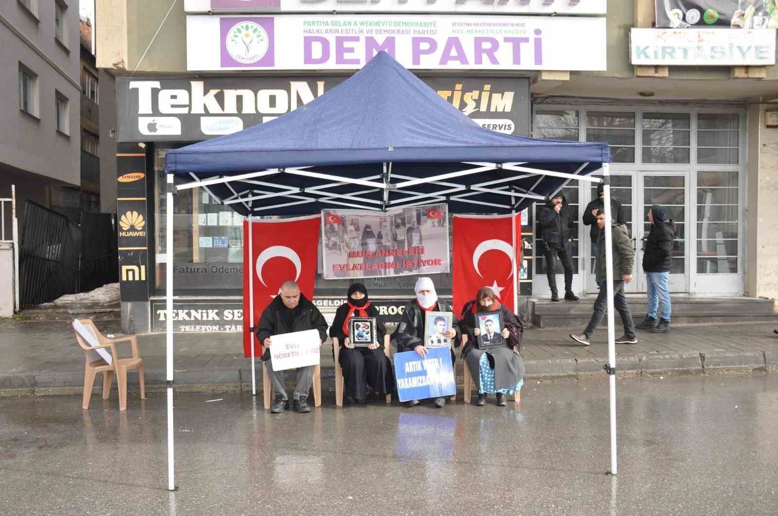 Muş’ta evlat nöbeti sürüyor
