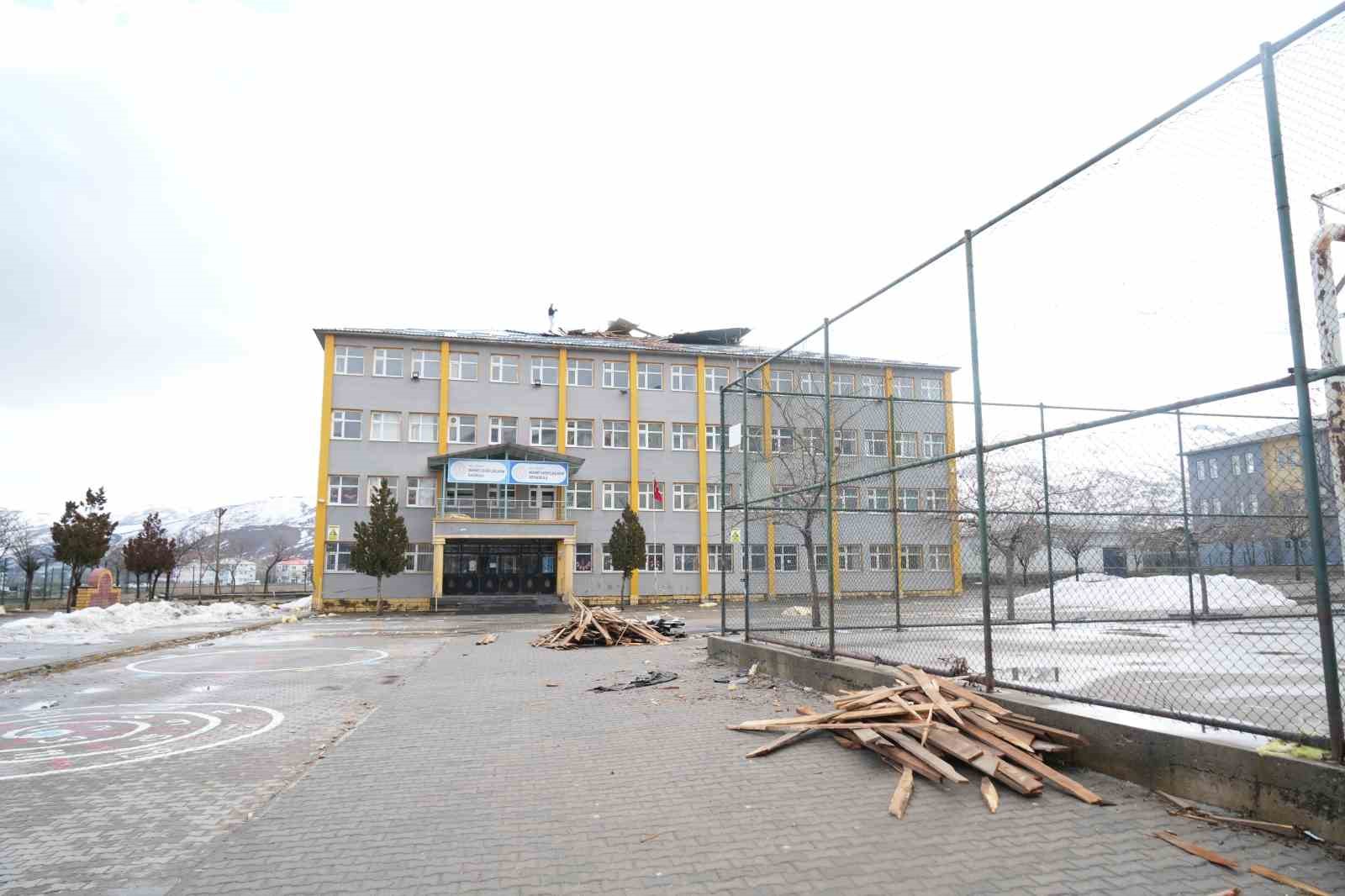Muş’ta fırtına okul çatısını uçurdu: Eğitime ara verildi
