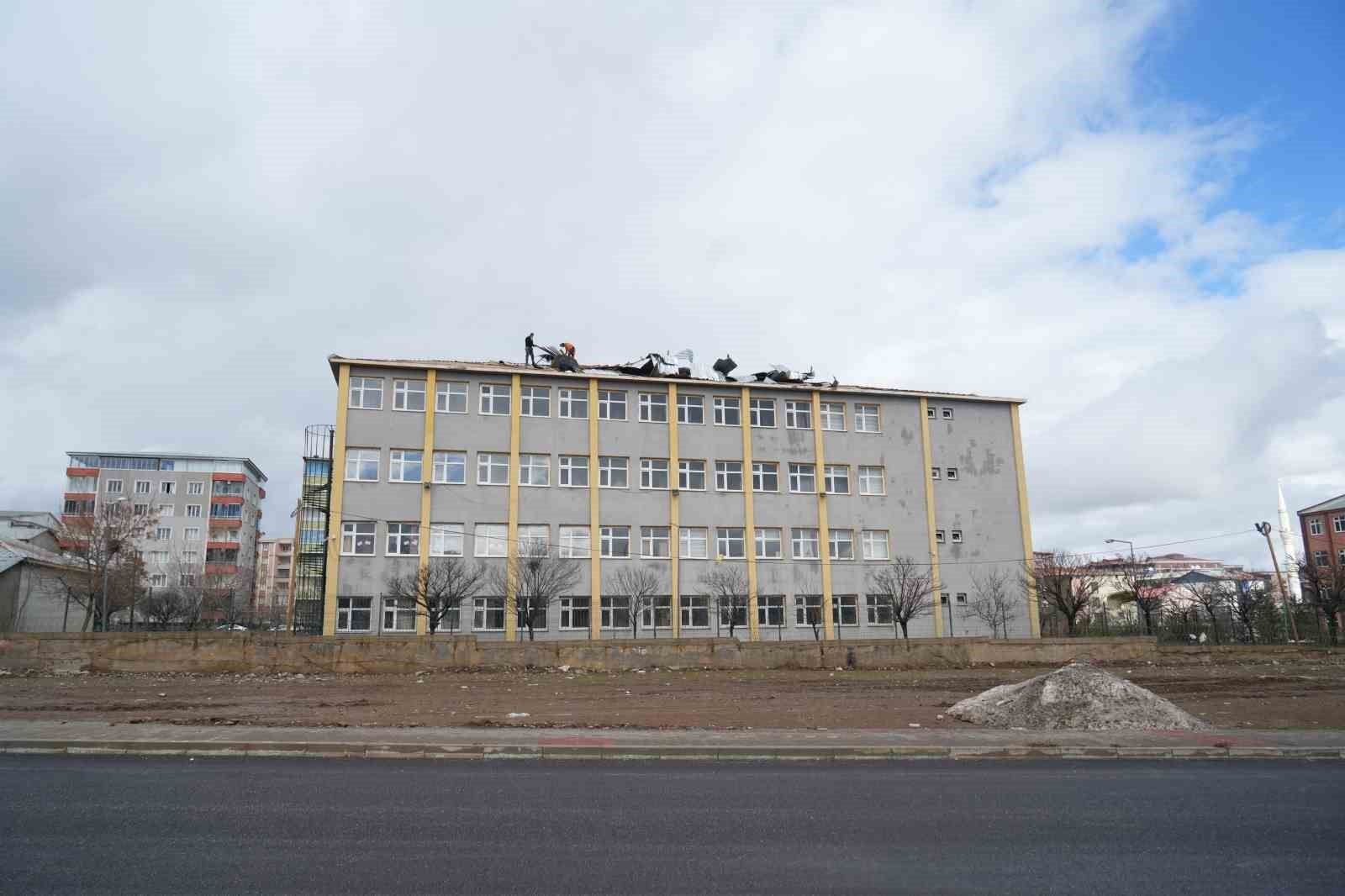 Muş’ta fırtına okul çatısını uçurdu: Eğitime ara verildi
