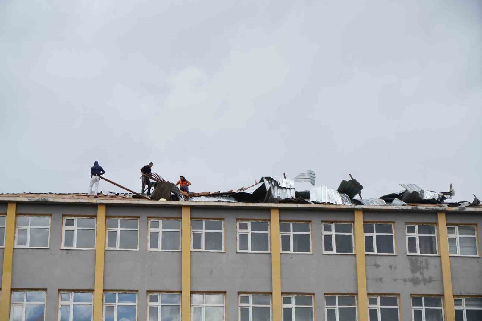 Muş’ta fırtına okul çatısını uçurdu: Eğitime ara verildi
