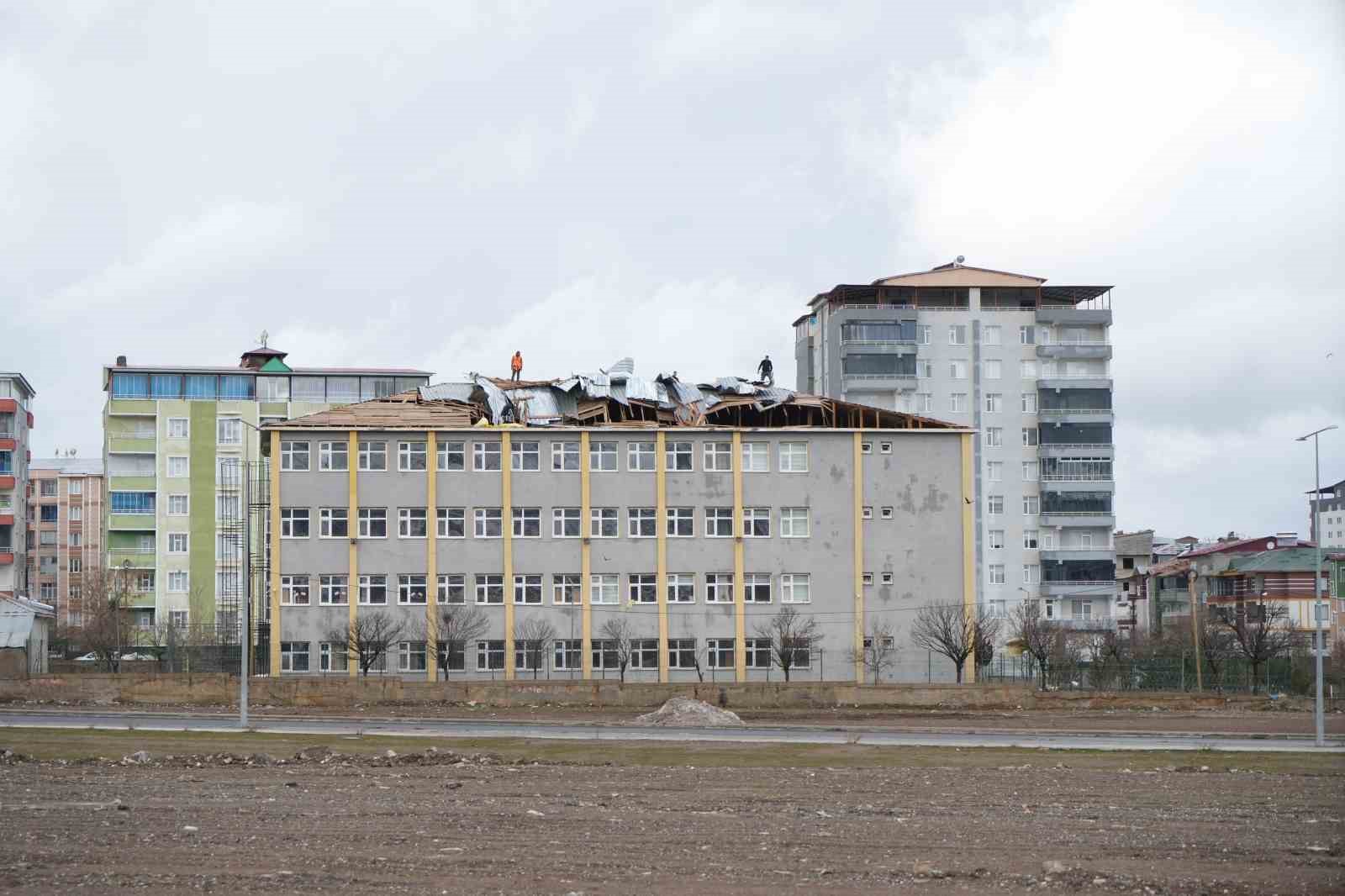 Muş’ta fırtına okul çatısını uçurdu: Eğitime ara verildi
