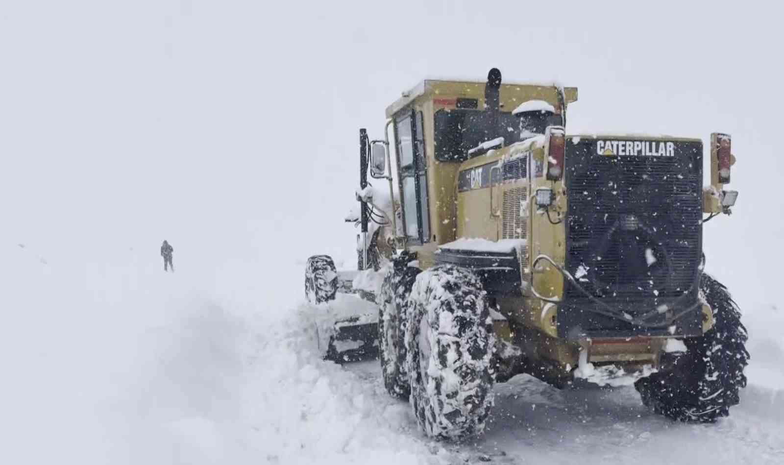 Muş’ta gazeteciler yürüyerek iş makinesine yolu tarif etti
Muş’ta gazeteciler yürüyerek iş makinesine yolu tarif etti