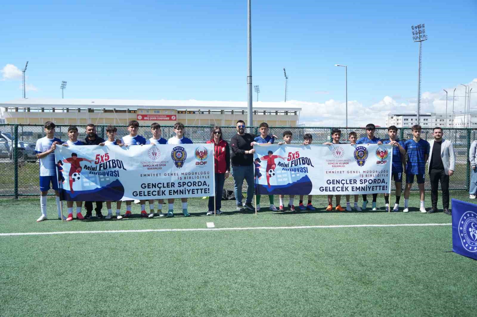 Muş’ta "Gençler Sahada, Gelecek Emniyette" turnuvası başladı

