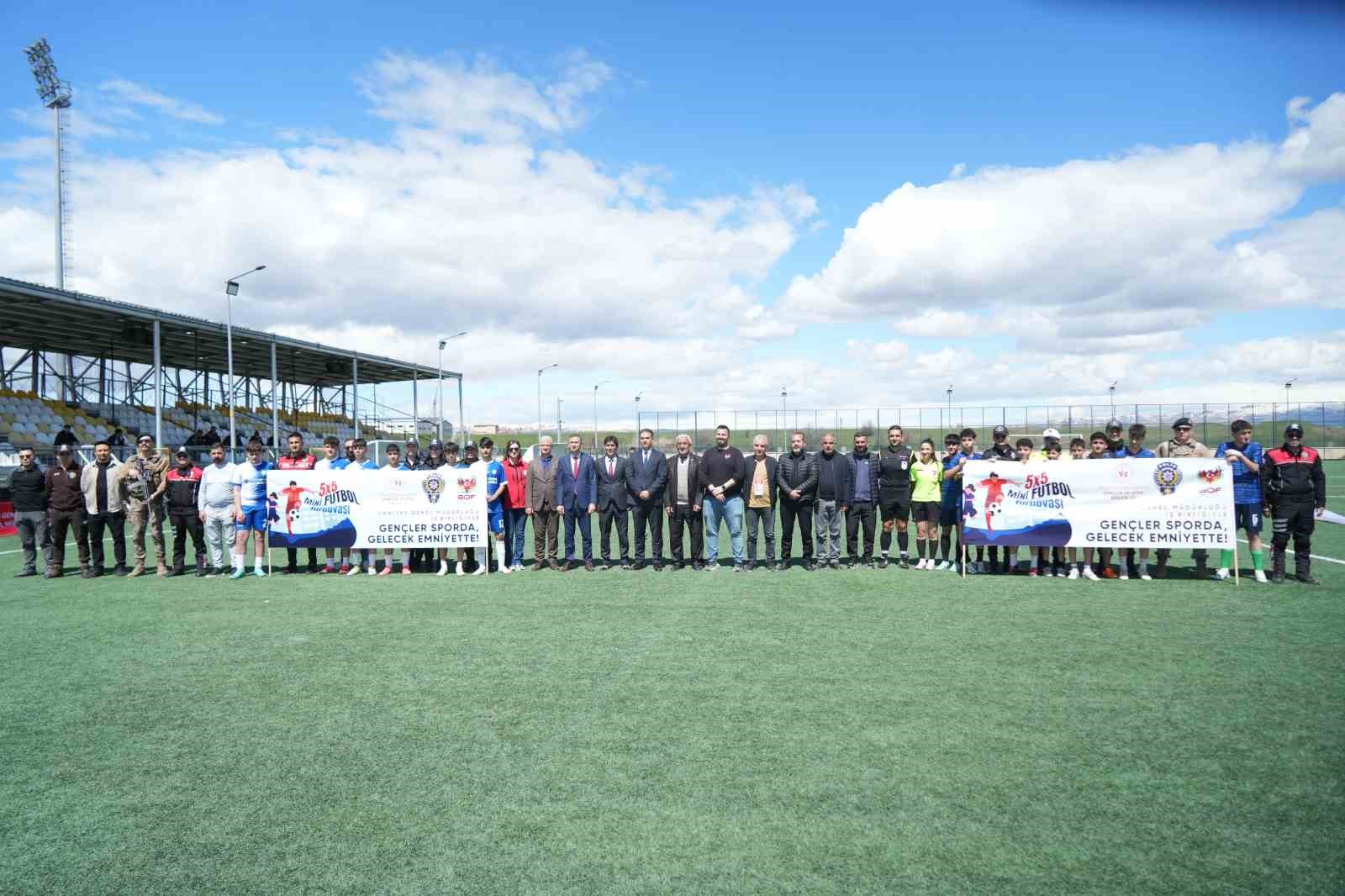 Muş’ta "Gençler Sahada, Gelecek Emniyette" turnuvası başladı
