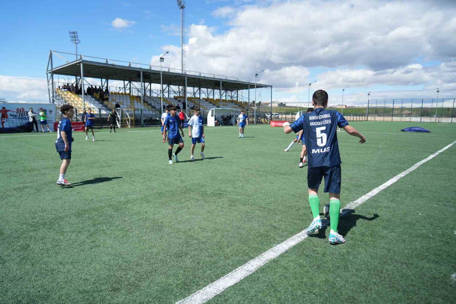 Muş’ta "Gençler Sahada, Gelecek Emniyette" turnuvası başladı

