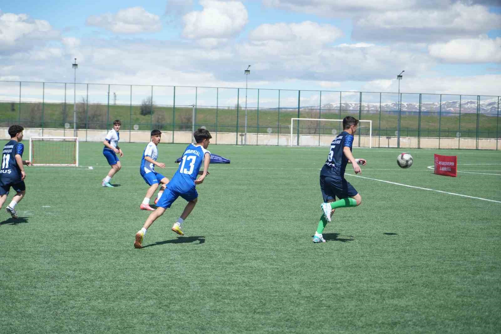 Muş’ta "Gençler Sahada, Gelecek Emniyette" turnuvası başladı
