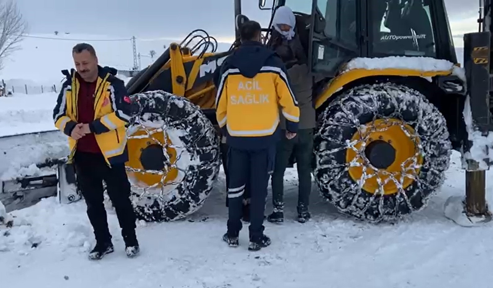 Muş’ta hasta, ambulansa iş makinesiyle ulaştırıldı
