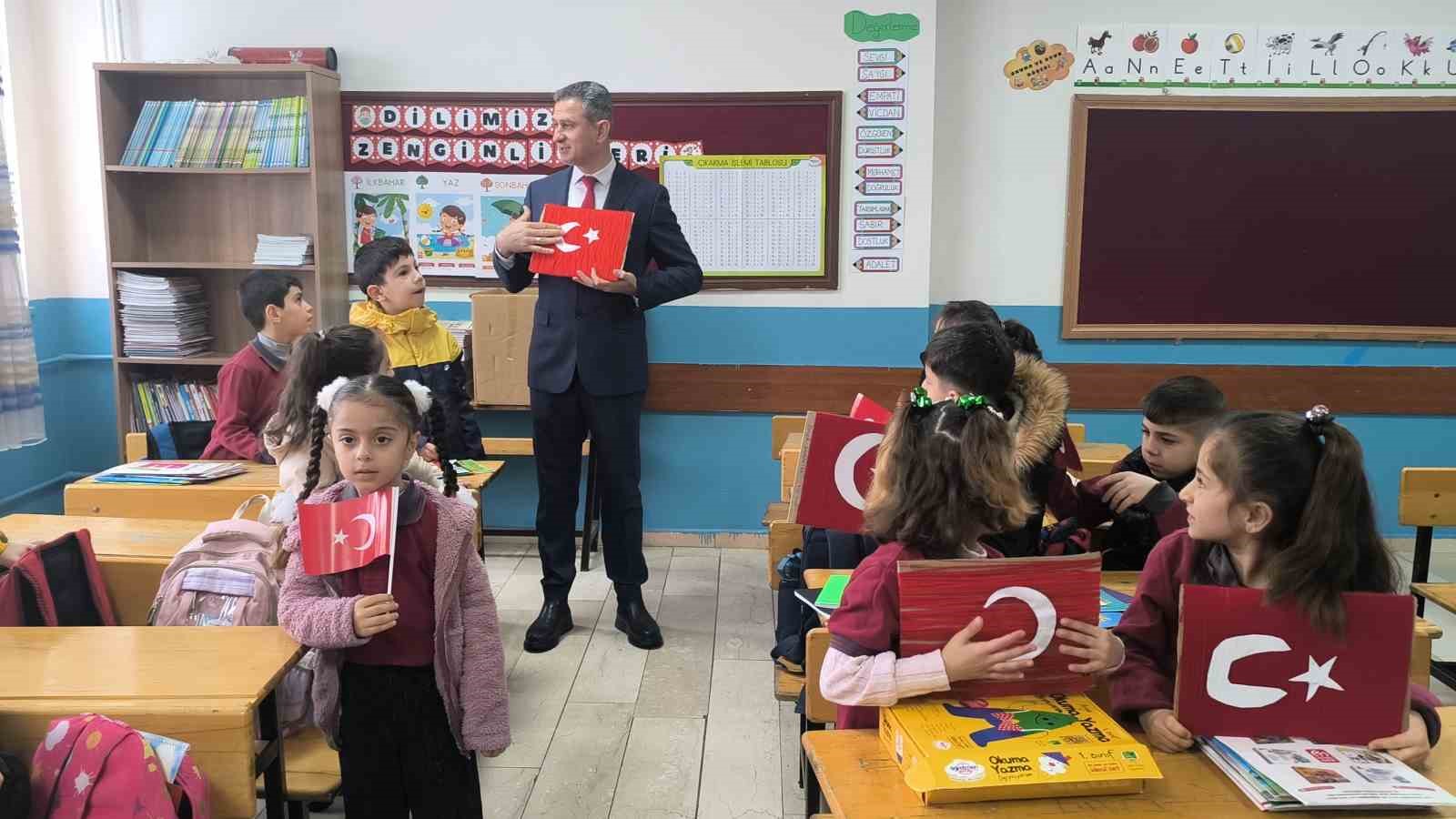 Muş’ta ikinci dönem "Bayrak Sevgisi" temasıyla başladı
