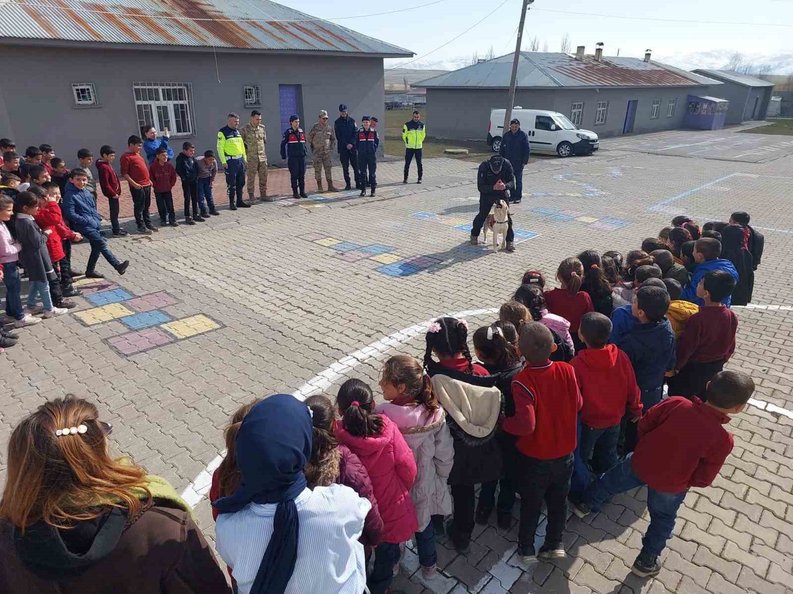 Muş’ta jandarmadan öğrencilere güvenlik ve trafik eğitimi
