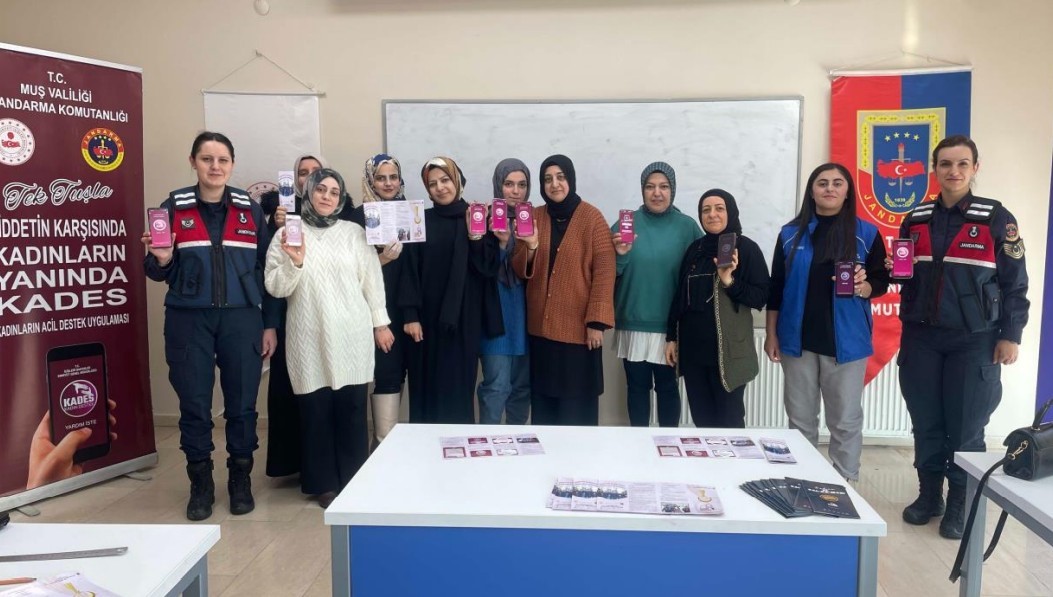 Muş’ta kadınlara yönelik KADES bilgilendirmesi
Muş’ta kadınlara yönelik KADES bilgilendirmesi