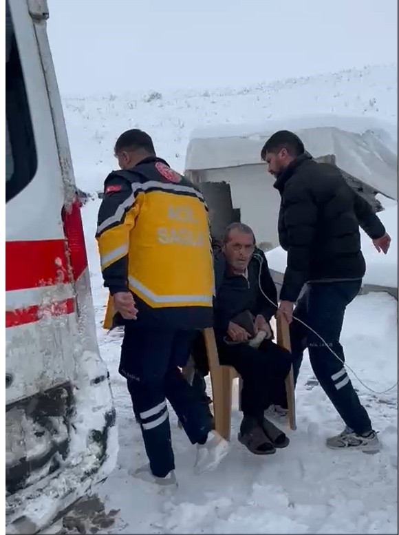 Muş’ta kapalı köy yollarında mahsur kalan hastalar ekiplerce kurtarıldı
