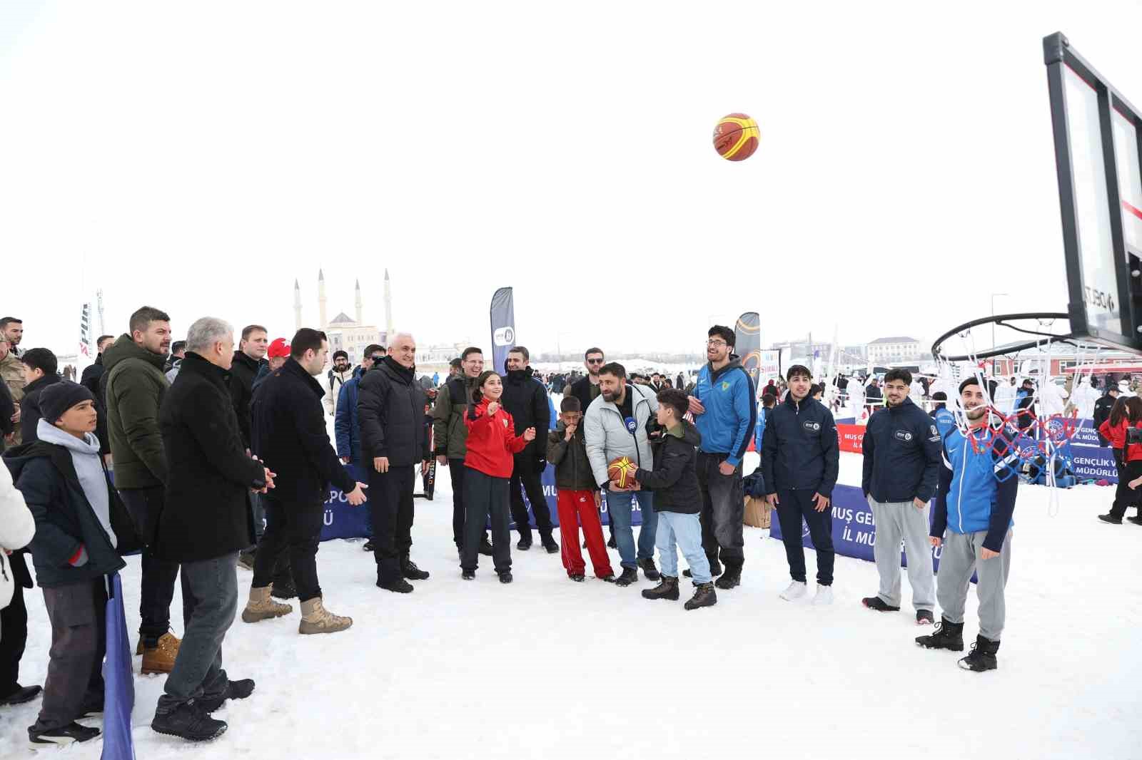 Muş’ta "Kar Festivali" renkli görüntülere sahne oldu

