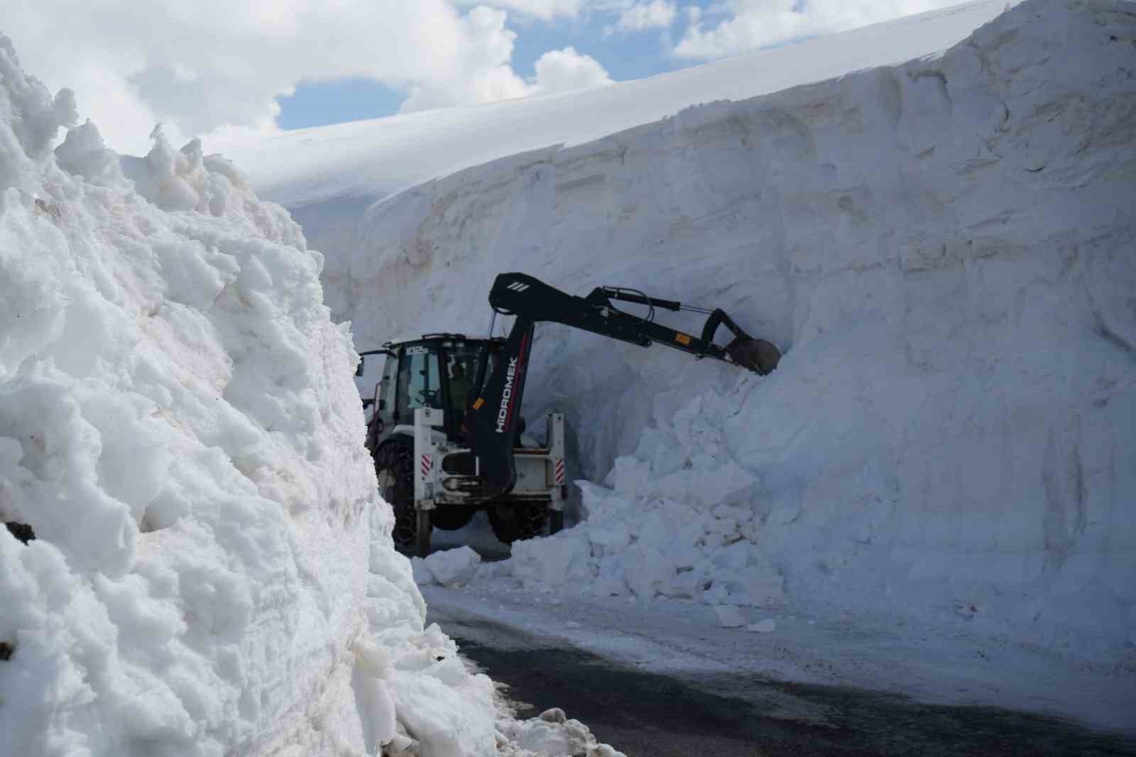 Muş’ta kar kalınlığı 6 metreyi aştı
