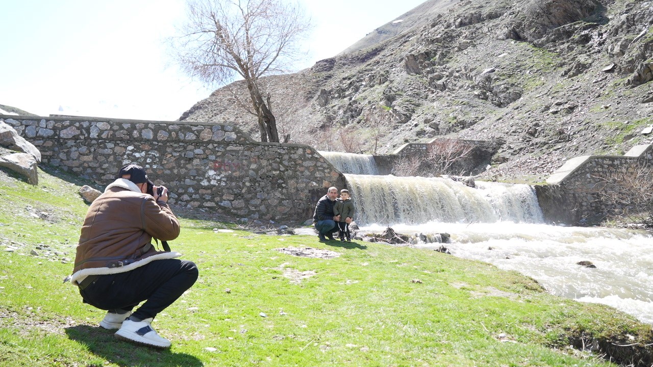 Muş’ta kar sularının erimesi ile şelale ve akarsular coştu
