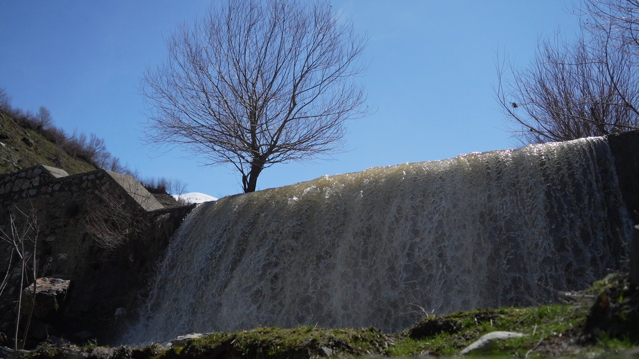 Muş’ta kar sularının erimesi ile şelale ve akarsular coştu
