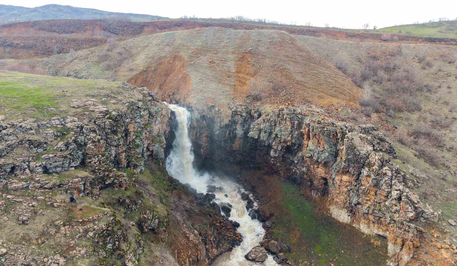 Muş’ta kar sularının erimesi ile şelale ve akarsular coştu
