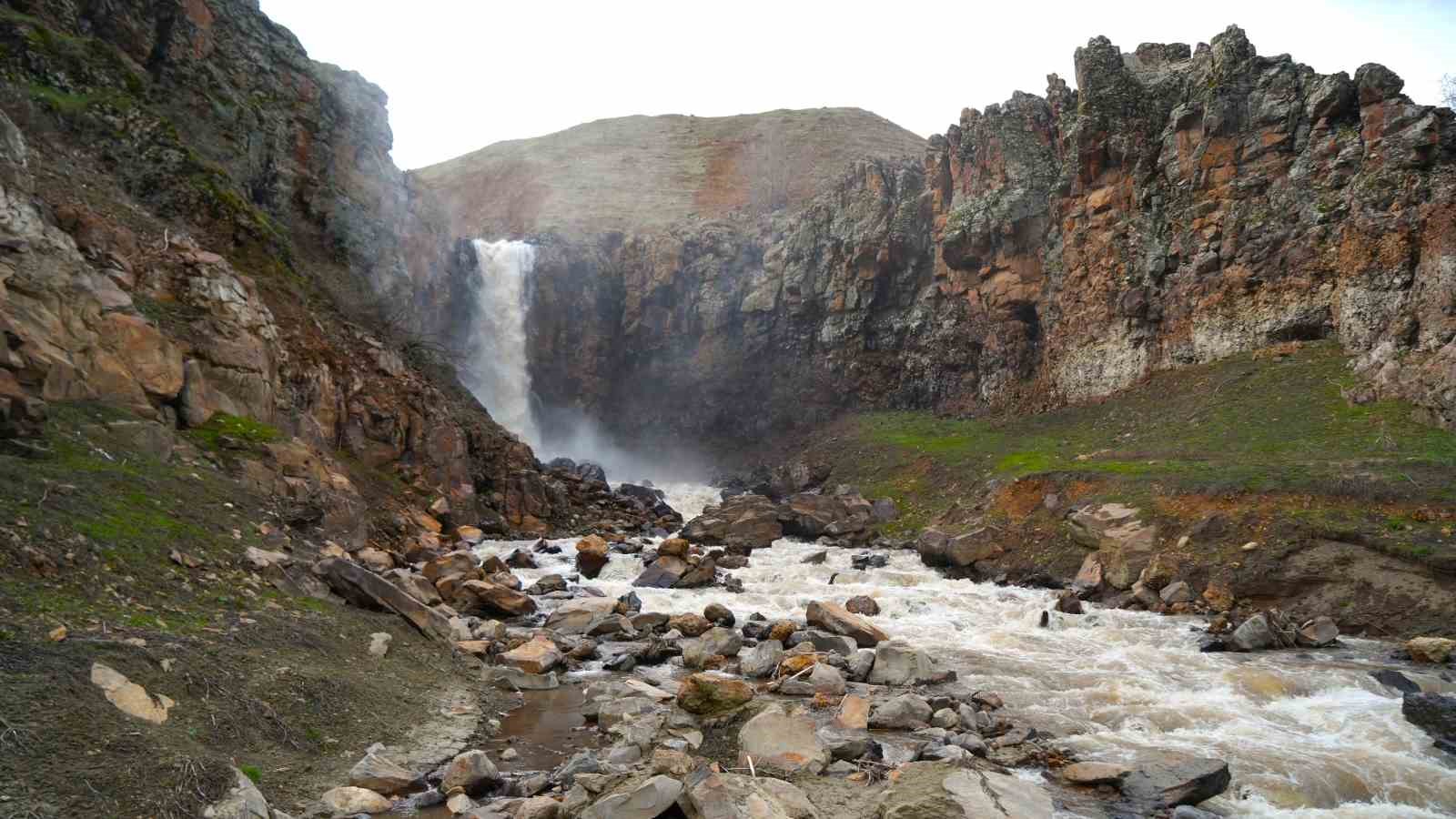 Muş’ta kar sularının erimesi ile şelale ve akarsular coştu
