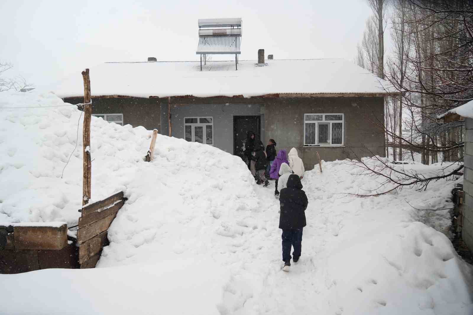 Muş’ta kar üstünde bayram sevinci
