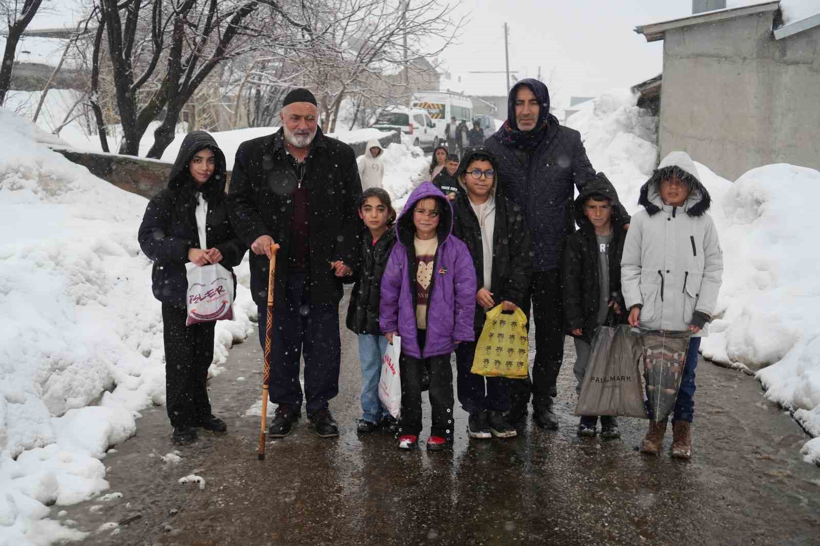 Muş’ta kar üstünde bayram sevinci

