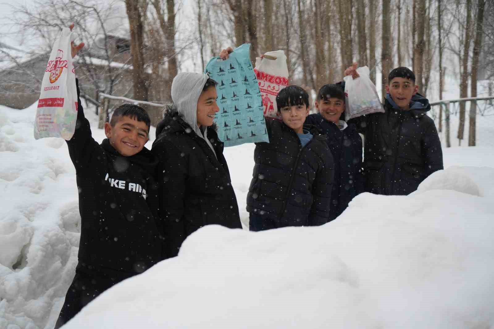 Muş’ta kar üstünde bayram sevinci
