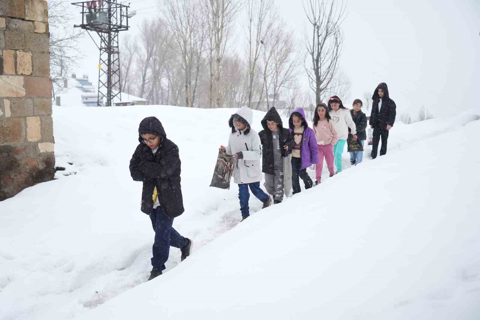 Muş’ta kar üstünde bayram sevinci

