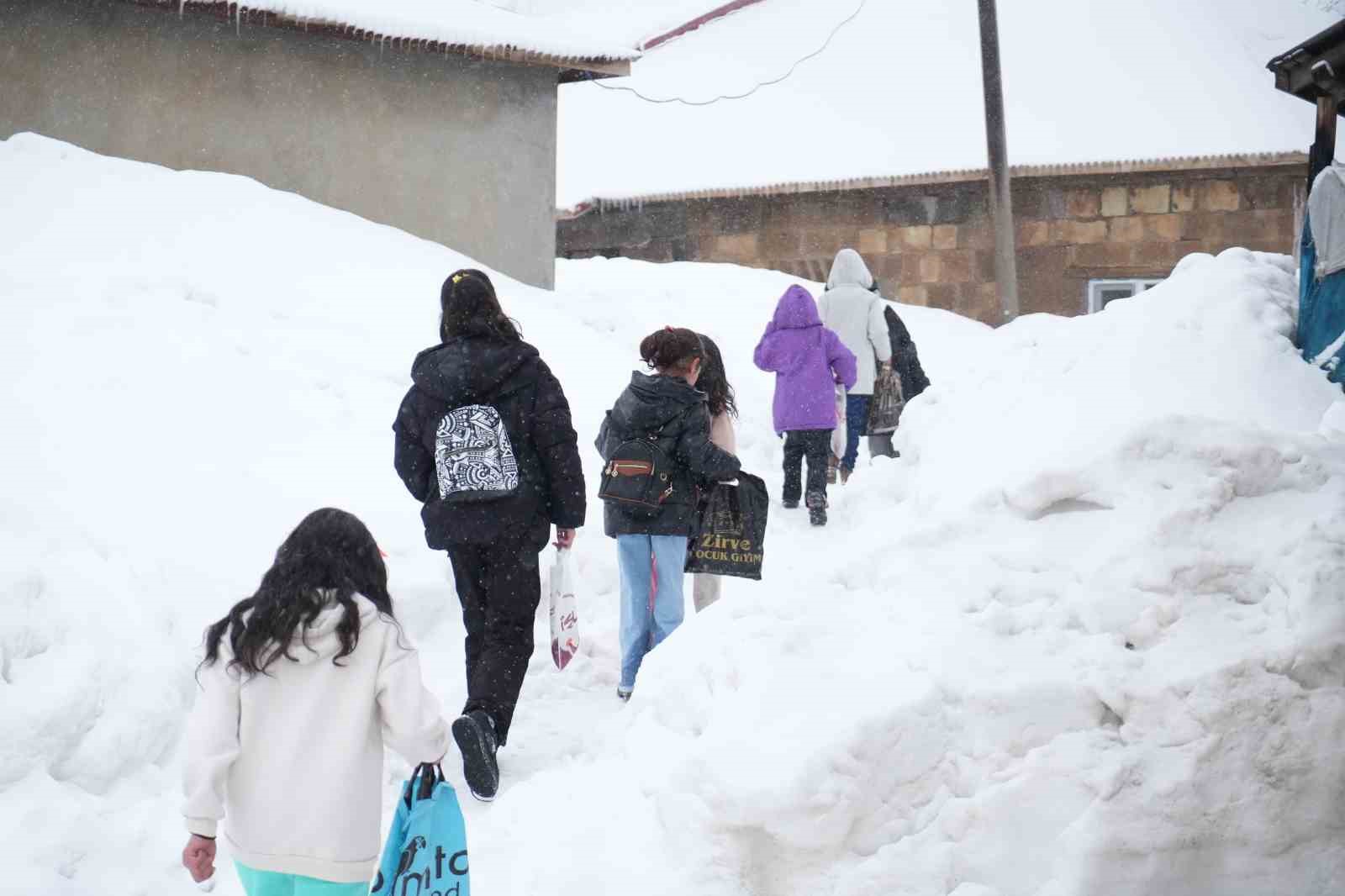 Muş’ta kar üstünde bayram sevinci
