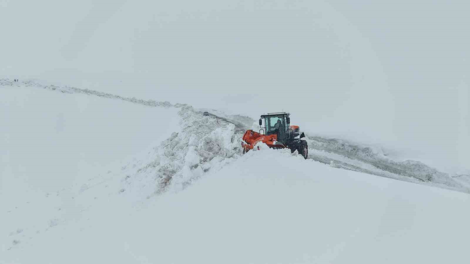 Muş’ta kar ve tipi: Mahsur kalan 50 kişi kurtarıldı
