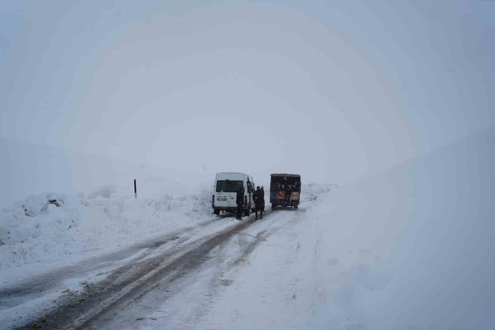 Muş’ta kar ve tipi: Mahsur kalan 50 kişi kurtarıldı

