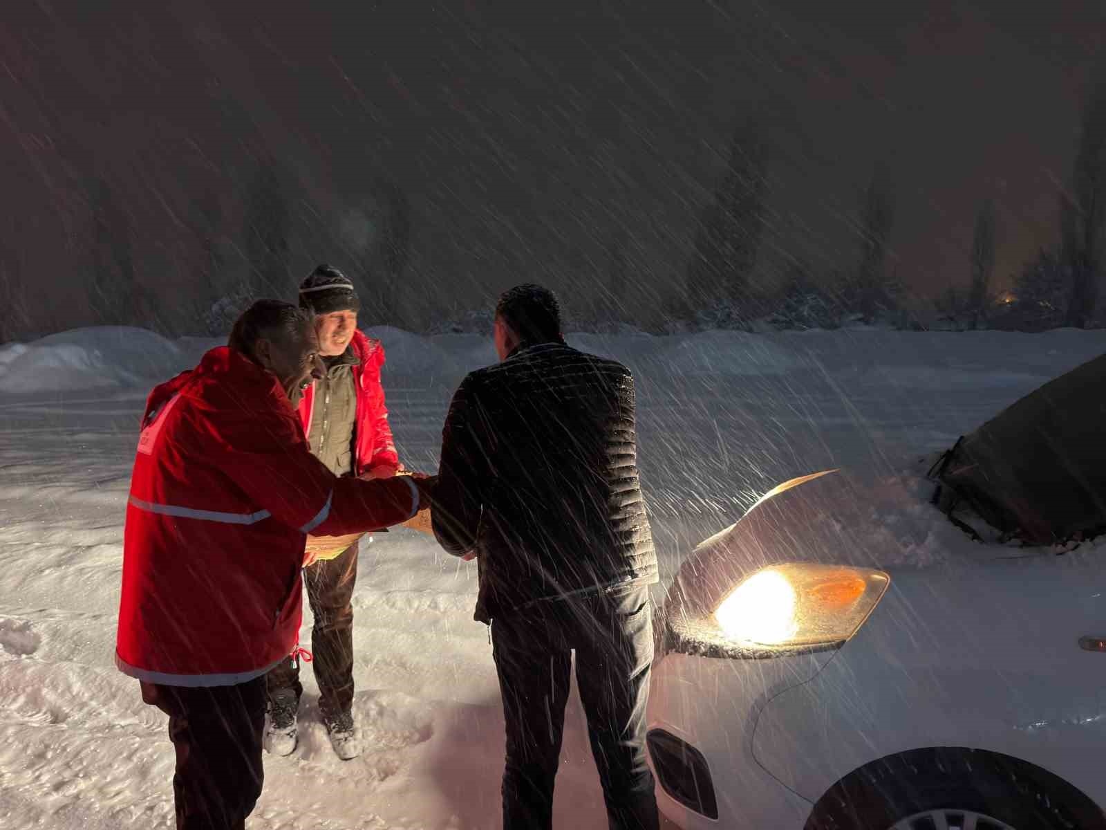 Muş’ta kar ve tipi: Yolda mahsur kalan vatandaşların imdadına Kızılay yetişti
