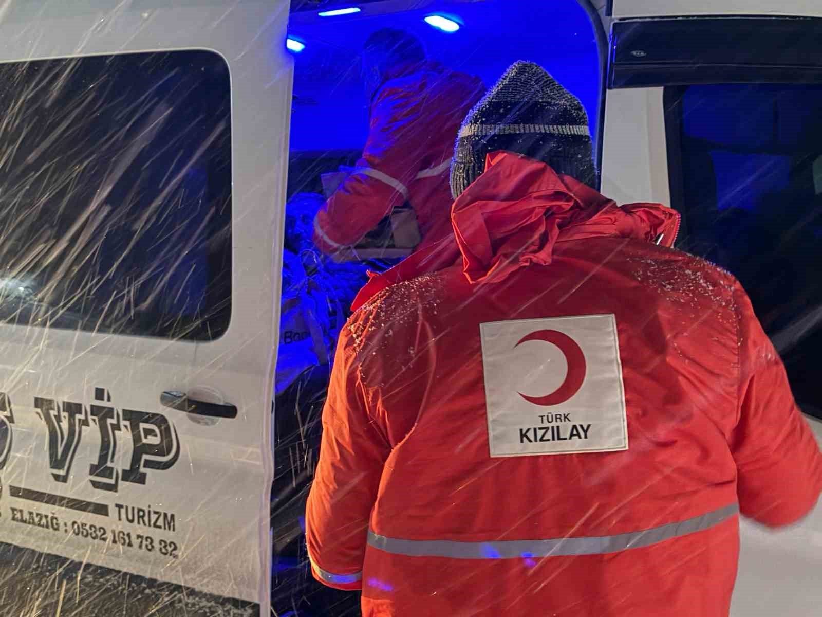 Muş’ta kar ve tipi: Yolda mahsur kalan vatandaşların imdadına Kızılay yetişti
