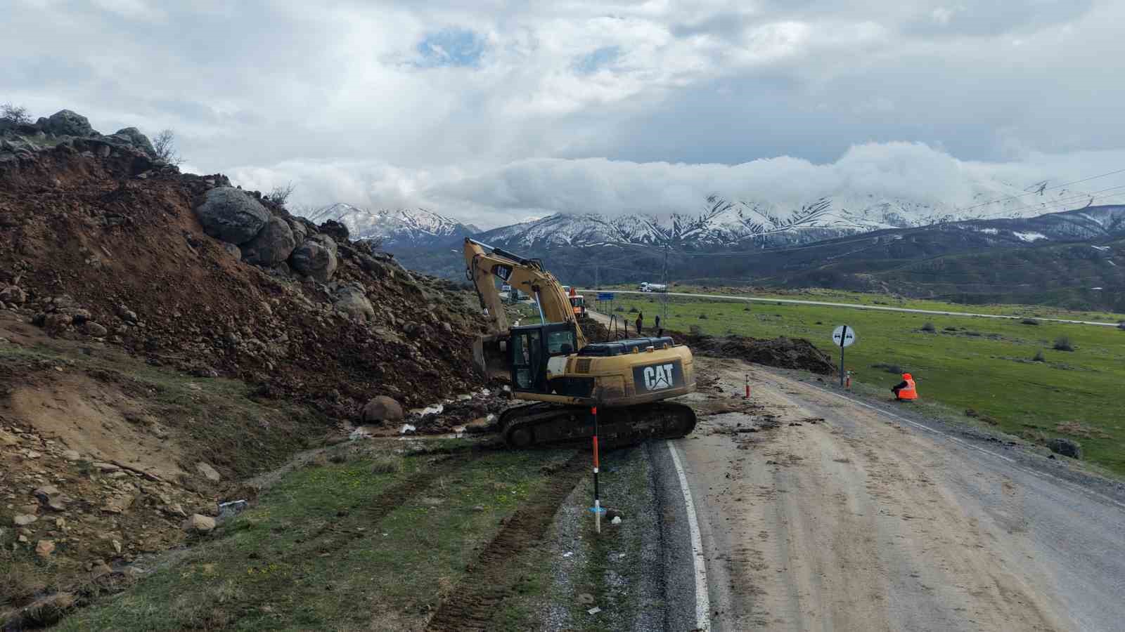 Muş’ta kara yolu çöktü

