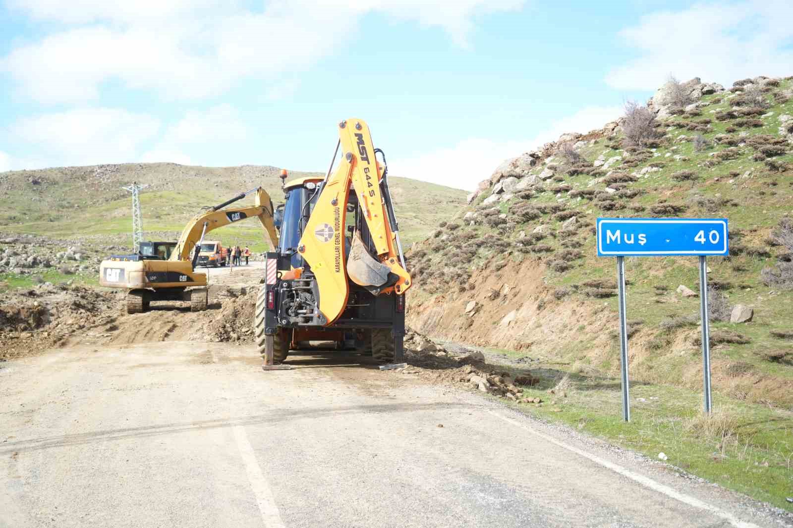 Muş’ta kara yolu çöktü

