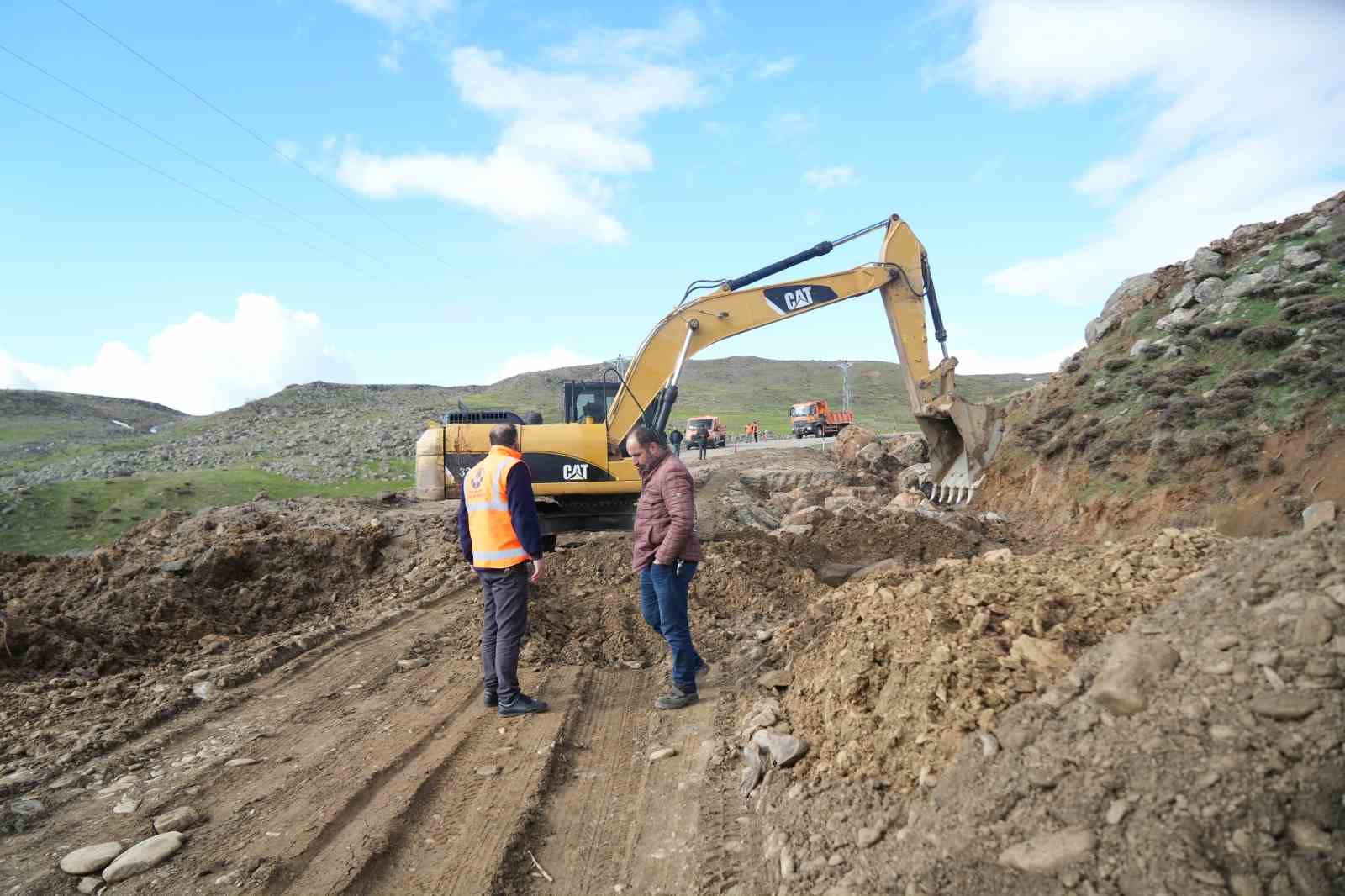 Muş’ta kara yolu çöktü

