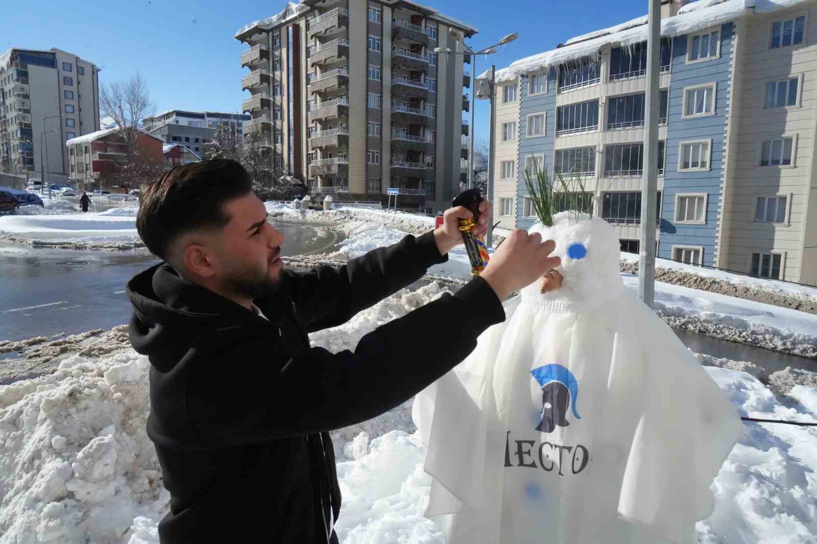 Muş’ta karı eğlenceye dönüştüren berberler, kardan adamı tıraş etti
Muş’ta karı eğlenceye dönüştüren berberler, kardan adamı tıraş etti