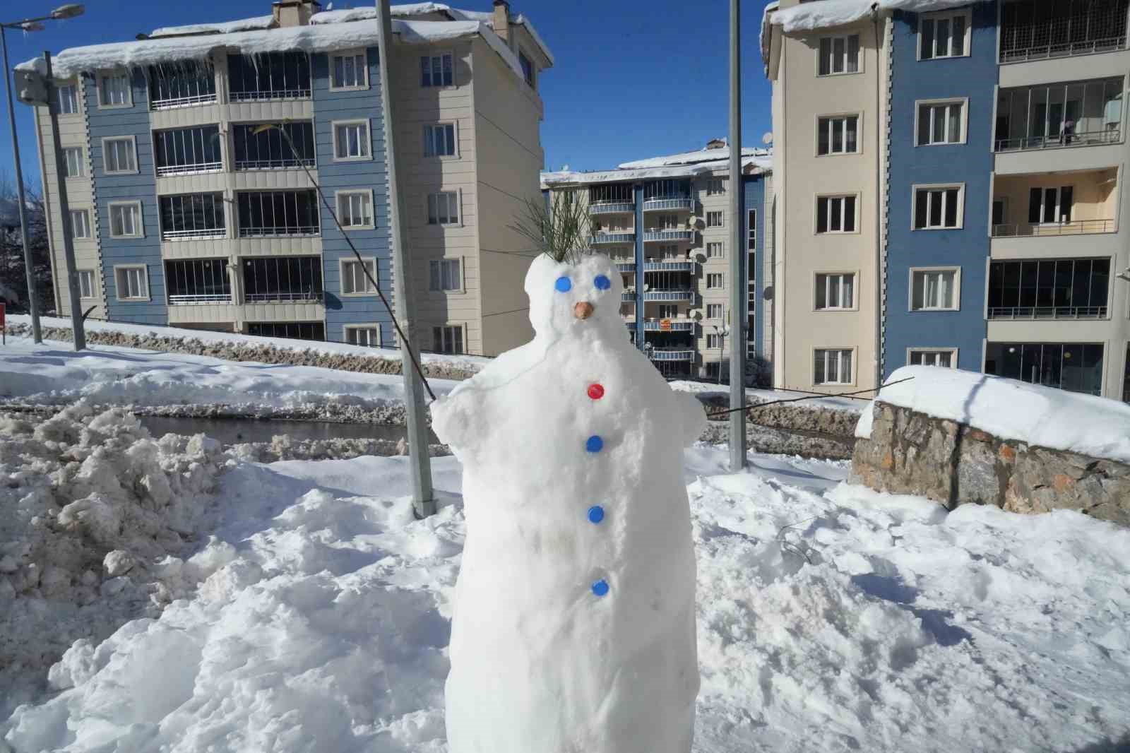 Muş’ta karı eğlenceye dönüştüren berberler, kardan adamı tıraş etti
Muş’ta karı eğlenceye dönüştüren berberler, kardan adamı tıraş etti