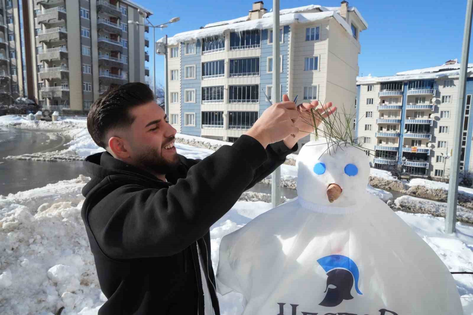 Muş’ta karı eğlenceye dönüştüren berberler, kardan adamı tıraş etti
Muş’ta karı eğlenceye dönüştüren berberler, kardan adamı tıraş etti